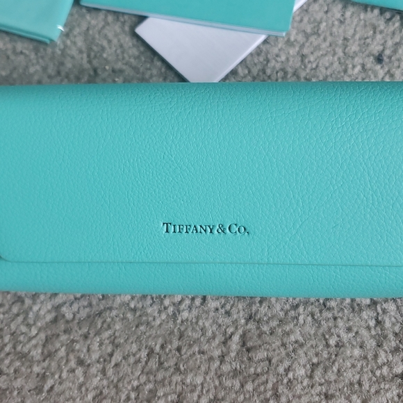 Tiffany new host pick  new sunglasses comes with all xo bagged etc all 2025 firm - Picture 8 of 17